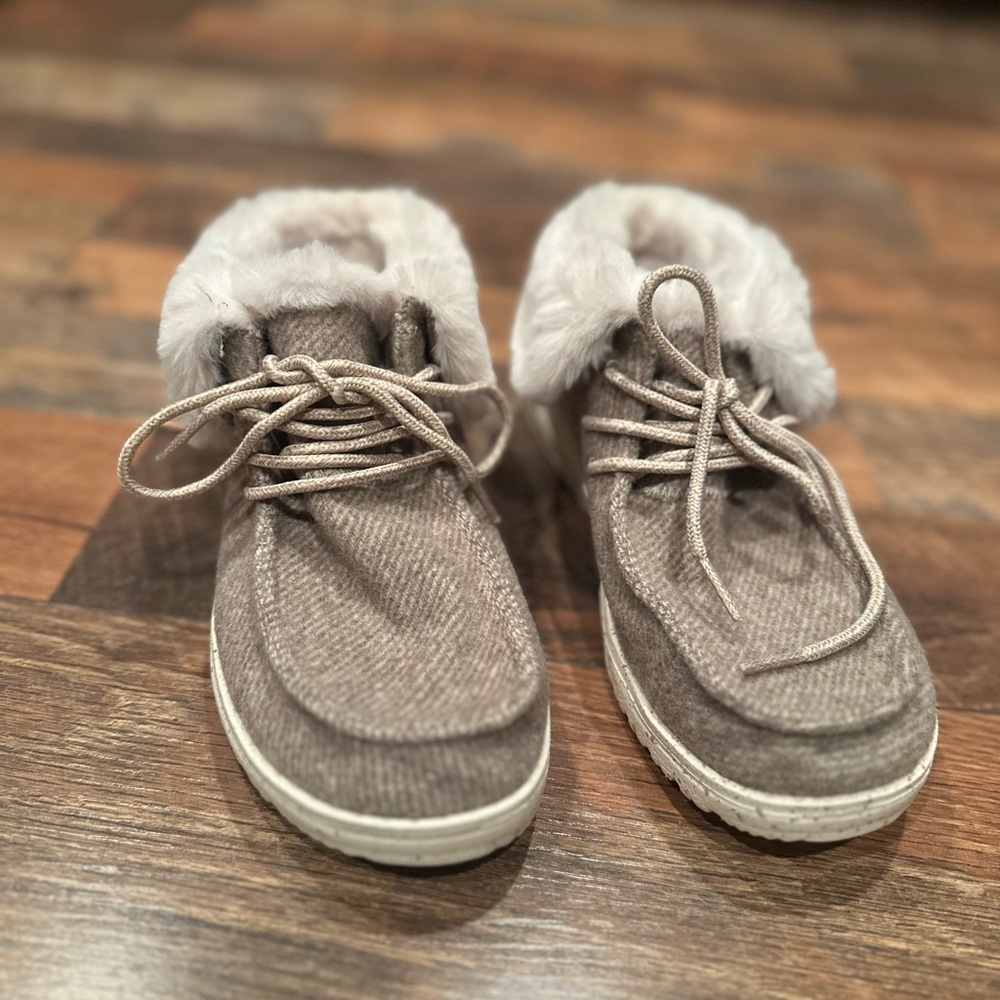Cozy Wendy Fold Hey Dudes with Faux Fur Lining
